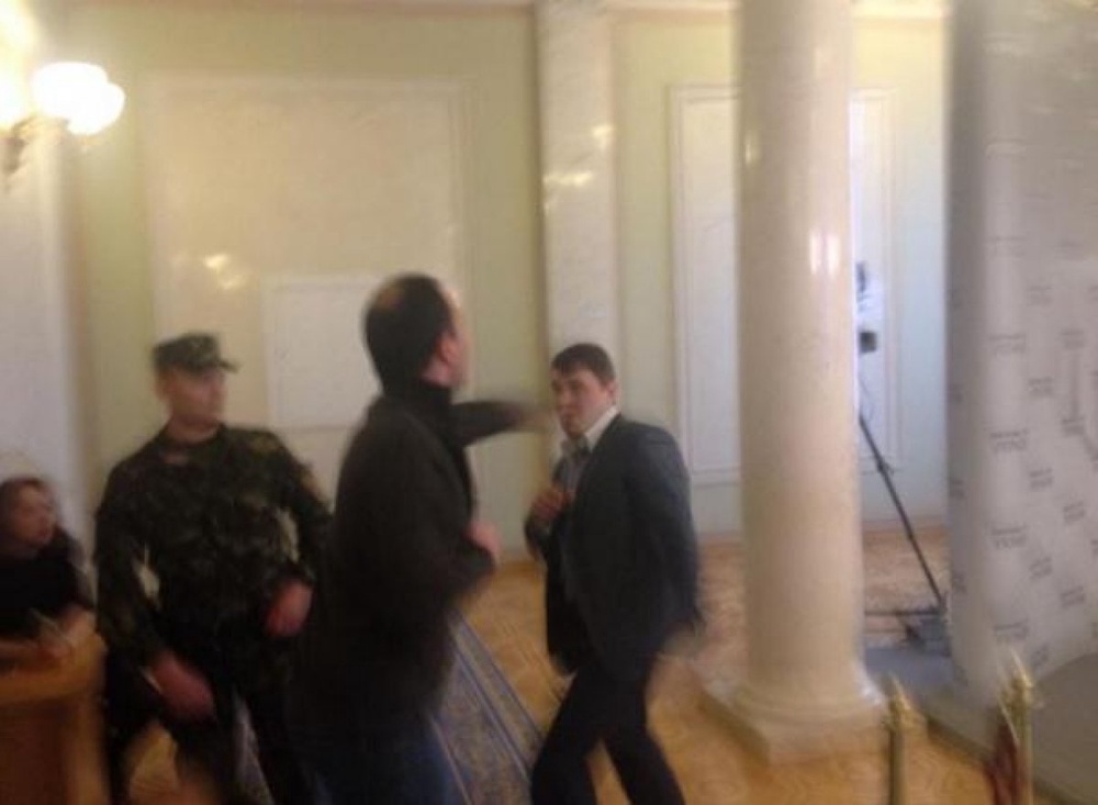 Депутаты Ивченко и Соболев дерутся в кулуарах Рады. © podrobnosti.ua