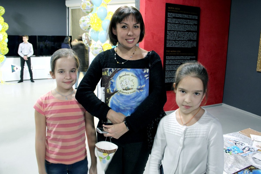 Аружан Саин с дочерьми на презентации книги. ©Tengrinews.kz