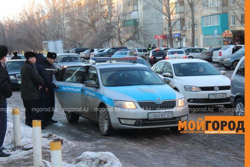Дорожные полицейские задержаны в центре Уральска за взятку