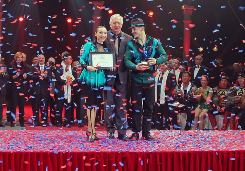 Андрей и Алия Канахины во время награждения. Фото предоставлено Казгосцирком