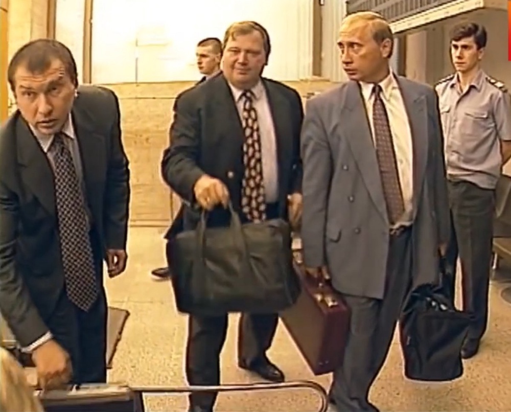 Путин и Сечин (крайний слева). Москва, 1996 год. © RVision.TV