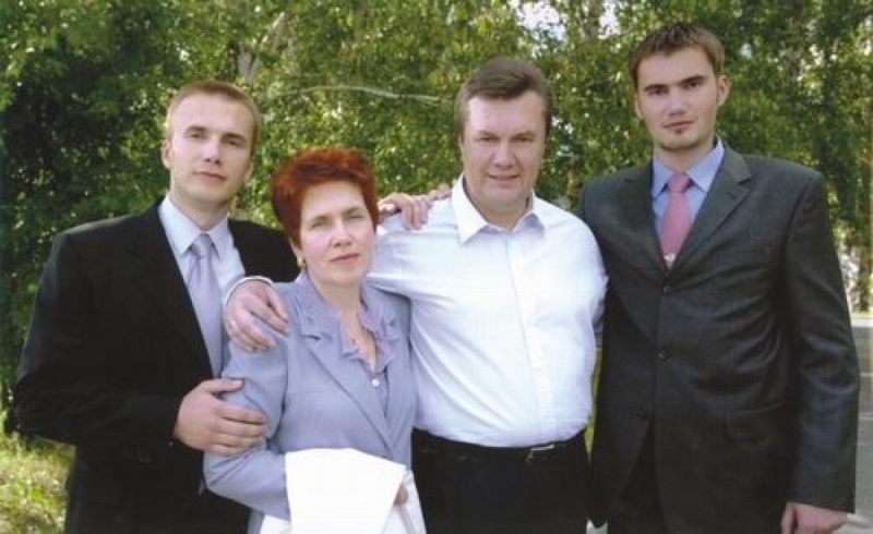 Виктор Янукович с супругой Людмилой и сыновьями - Александром и Виктором (справа). © TCH.ua