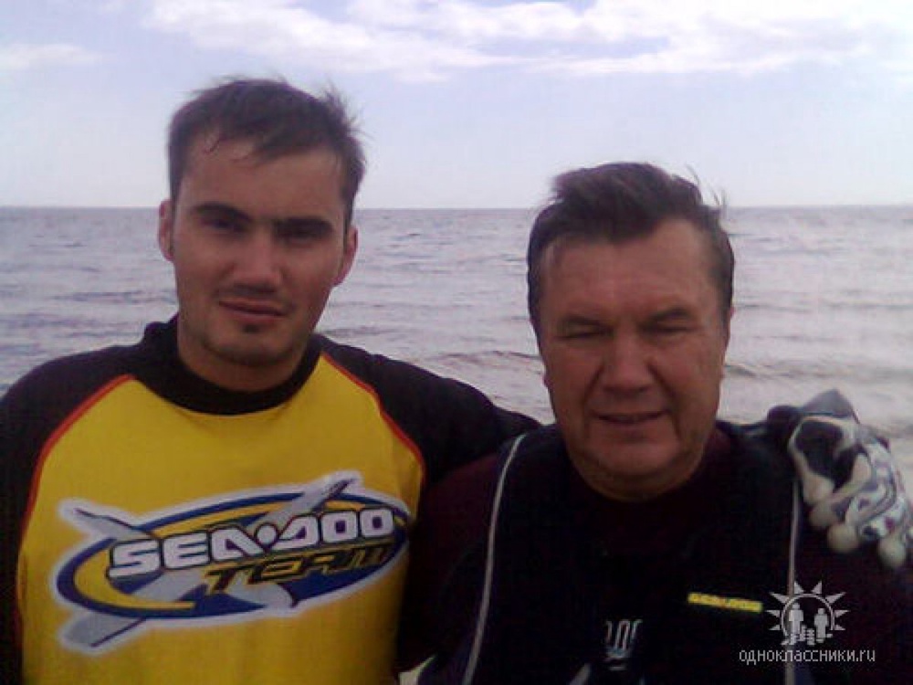 Виктор Янукович с сыном Виктором. © ok.ru