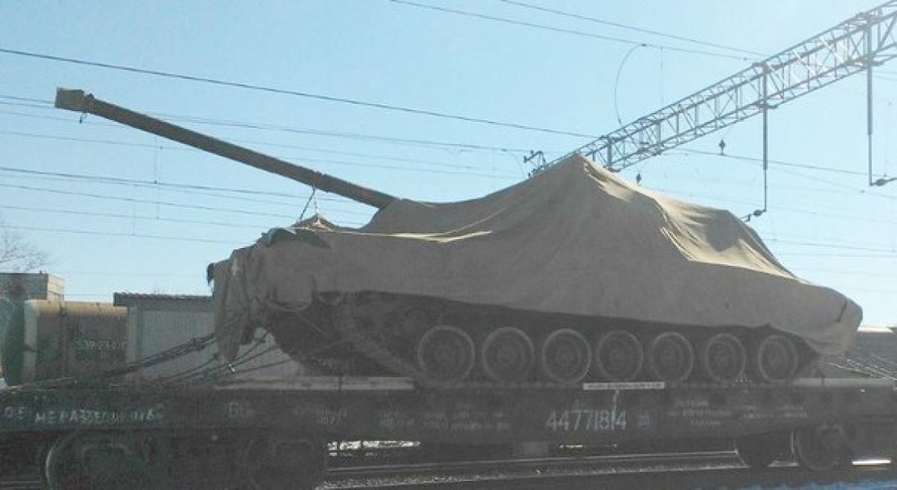 Танк Т-14 "Армата" на железнодорожной платформе.  © military-informant.com