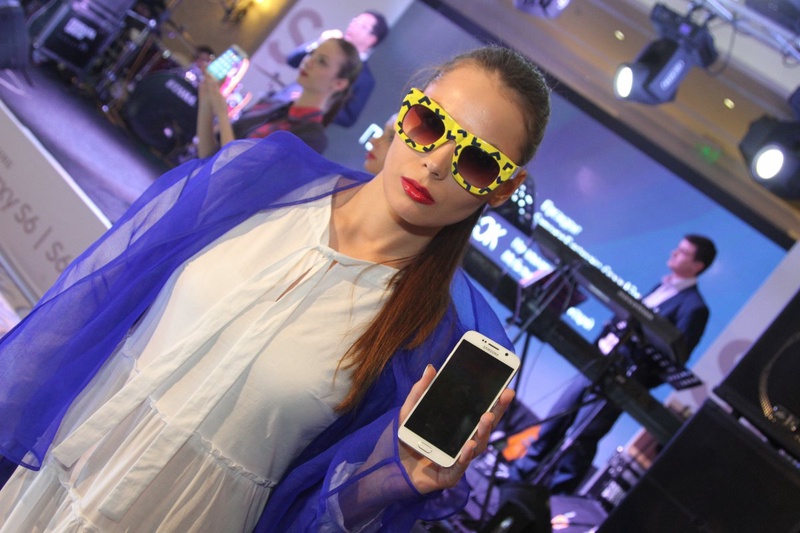 Galaxy S6 и S6 Edge продемонстрировали девушки-модели в специальной коллекции одежды от ведущего казахстанского модельера Сакена Жаксыбаева.
Фото ©Владимир Прокопенко