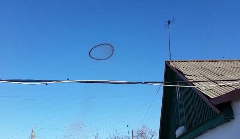 Загадочное черное кольцо в небе над Шортанды. © youtube.com/Роман Халилов