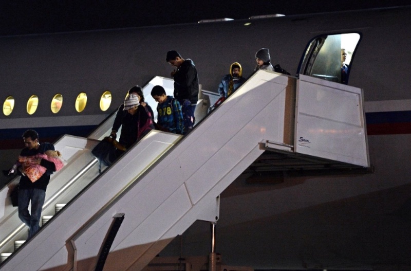 Прибывшие из Йемена выходят из самолета. © РИА Новости