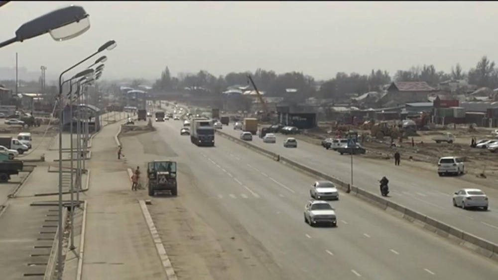 На месте старой барахолки идет строительство 10-полосной автомагистрали. © almaty.tv