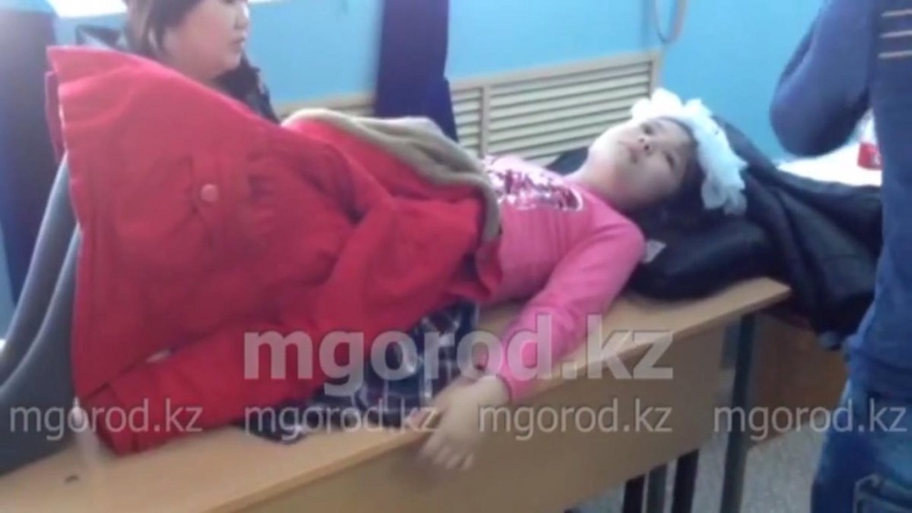 В селе Березовка школьница упала в обморок прямо во время занятий. © mgorod.kz