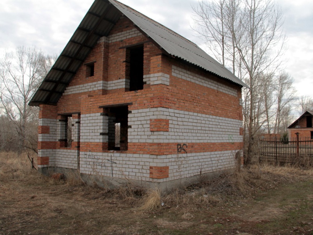 Заброшенный дом в котором был найден труп. Фото с сайта yk-news.kz