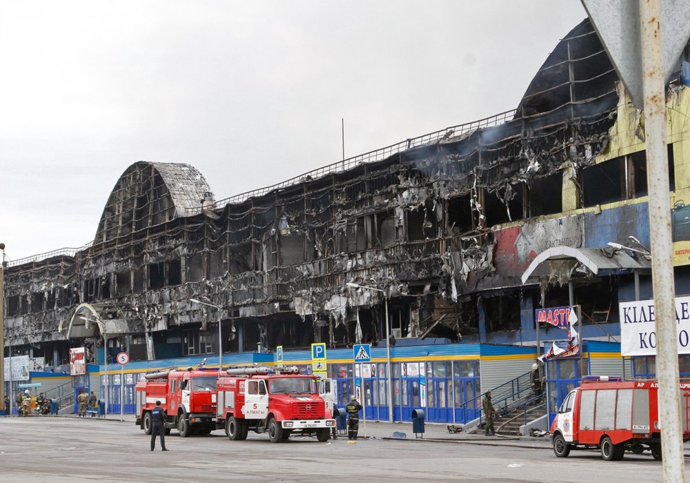 Здание сгоревшего ТД "Адем"  Фото © Дмитрий Хегай