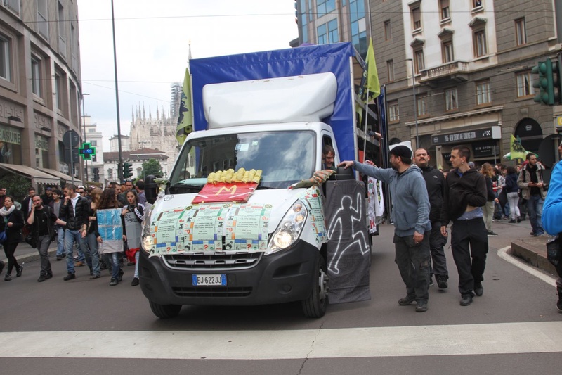 На улицах Милана и в день открытия прошли демонстрации. Фото Роза Есенкулова ©