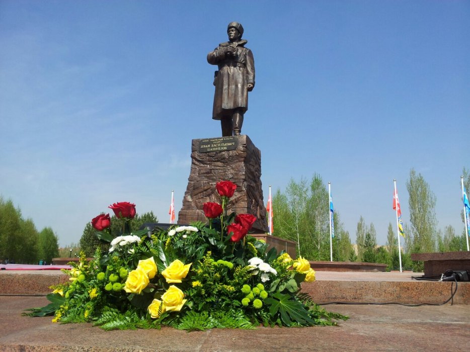 Памятник Ивану Панфилову в Астане. Фото Асель Сатаева. 