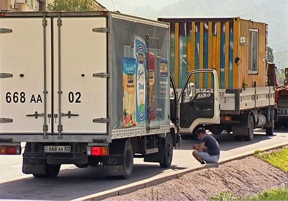 15 грузовиков не пустили на проспект Аль-Фараби в Алматы