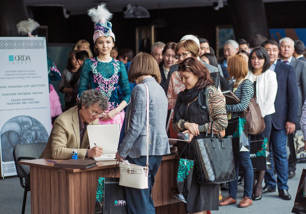 Ералы Оспанулы раздает автографы.