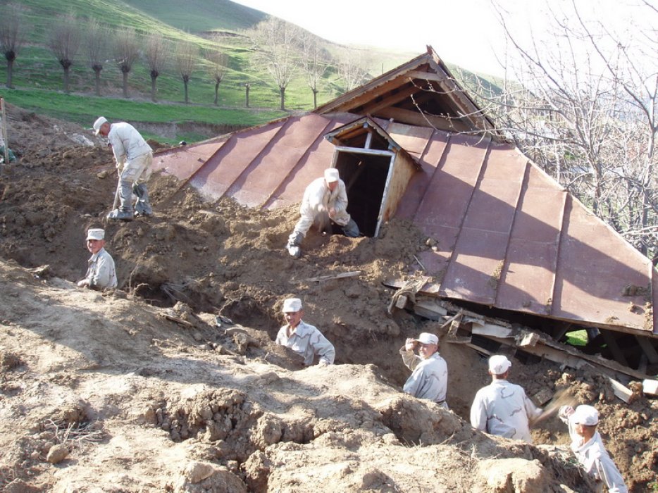 6 человек погибли под оползнем в Кыргызстане