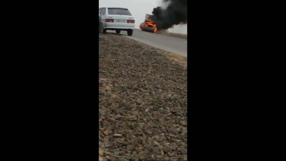 Автомобиль загорелся и взорвался на трассе под Актау