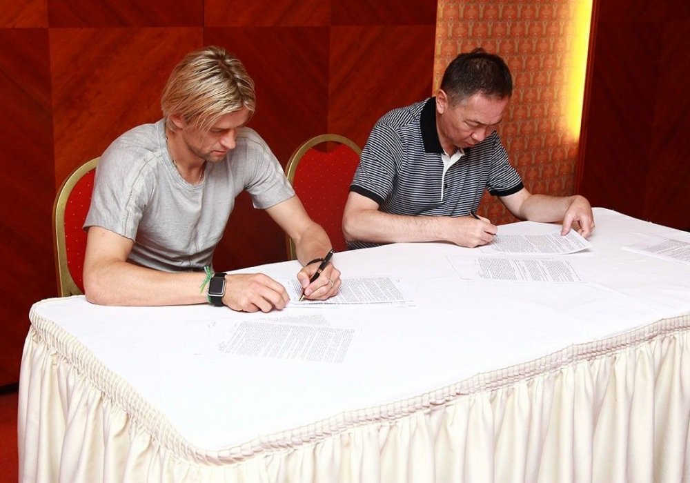 Анатолий Тимощук подписывает контракт с "Кайратом". © fckairat.kz