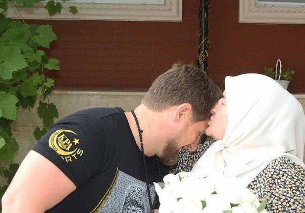 Каабу в Мекке специально открыли для матери Кадырова