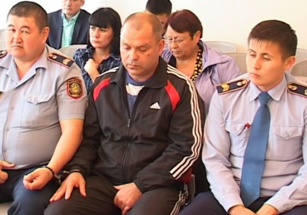 Арестованный Вячеслав Девин (в центре)  Фото с сайта alau.kz