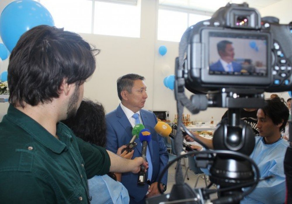 Теперь уже экс-председатель правления аэропорта Астаны Кайрат Жауханов презентует журналистам новый комплекс бортового питания. Фото Tengrinews.kz