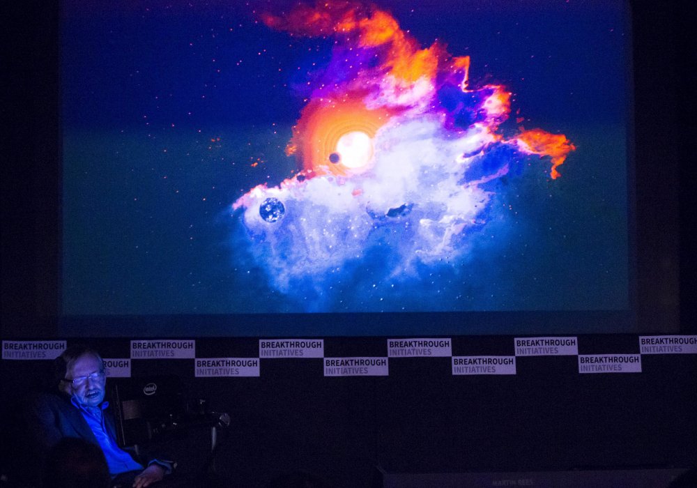 Профессор Стивен Хокинг выступает на мероприятии в Королевском обществе в Лондоне. Фото © REUTERS