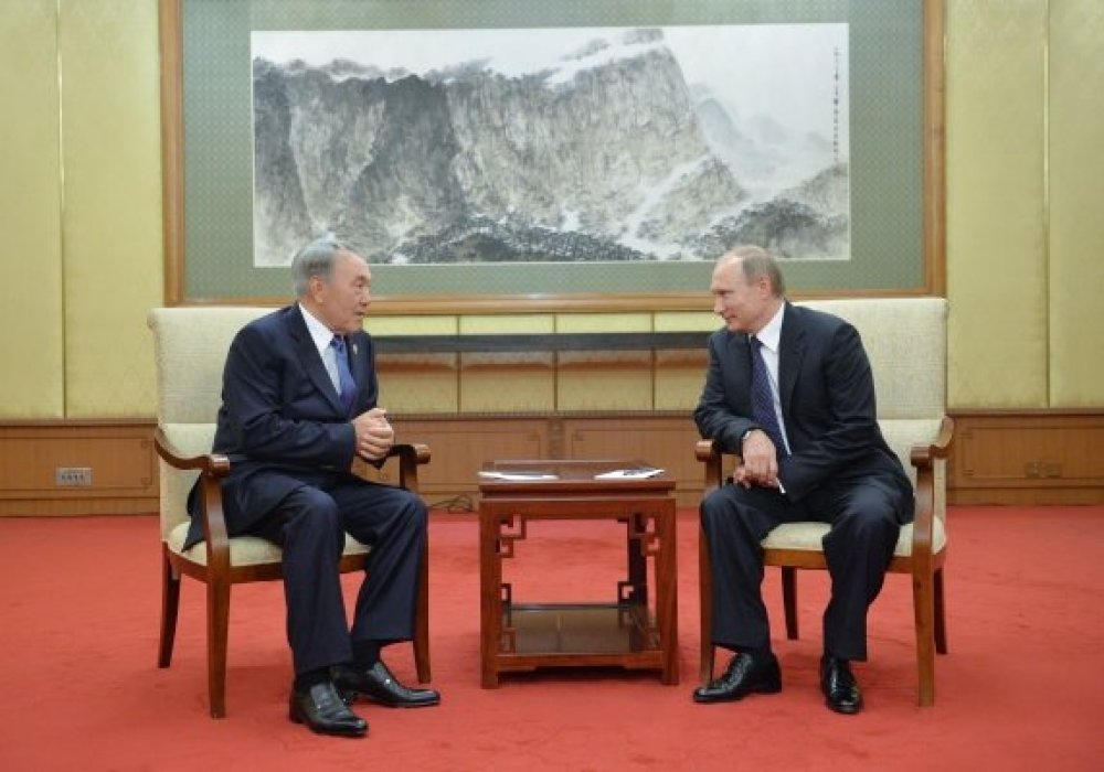 Нурсултан Назарбаев и Владимир Путин  во время встречи в Пекине. Фото ©РИА Новости