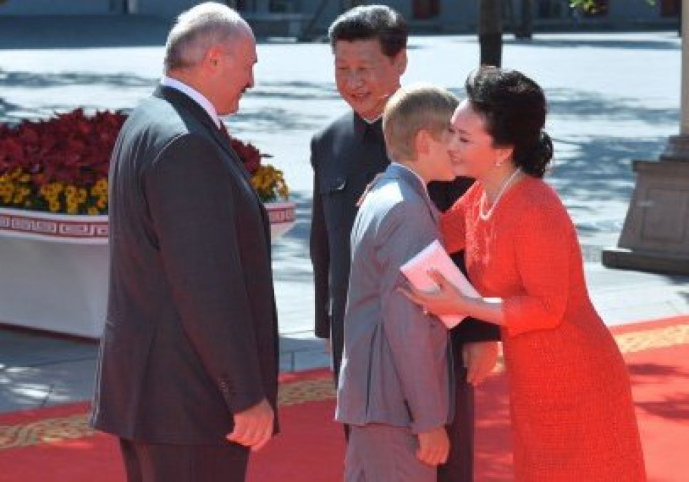 Александр Лукашенко с сыном Николаем на встрече с президентом Китая и его женой. © CCTV