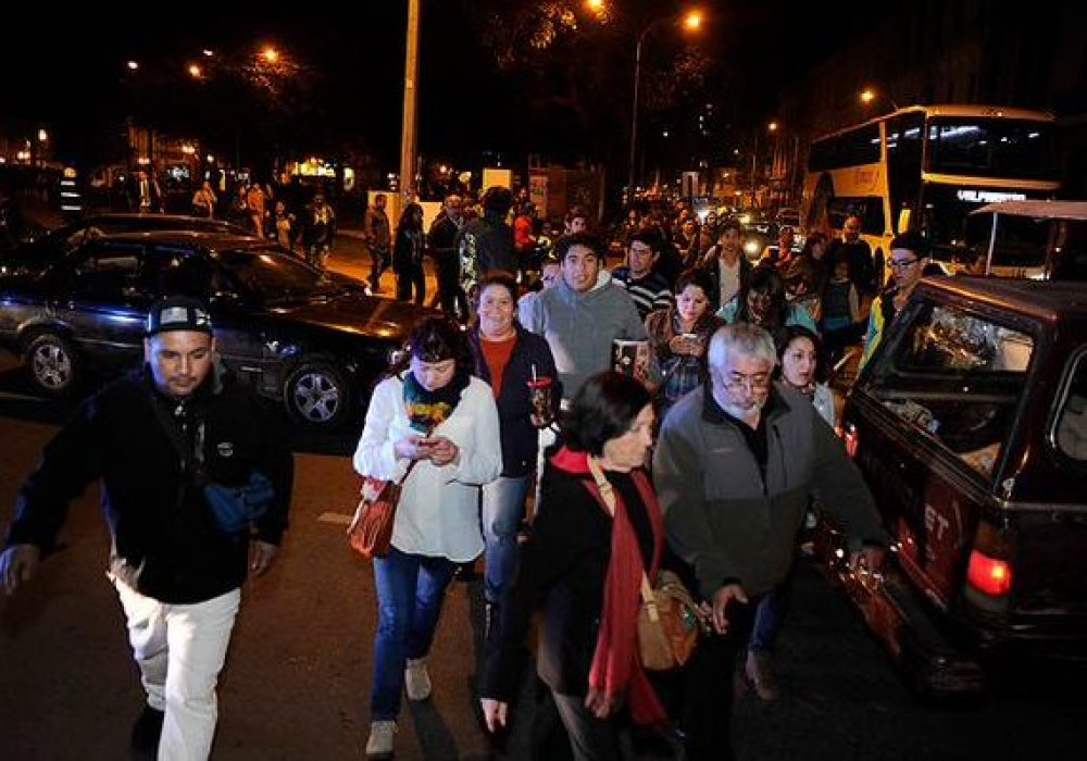 Жители Чили покинули здания и выбежали на улицы. © Twitter.com
