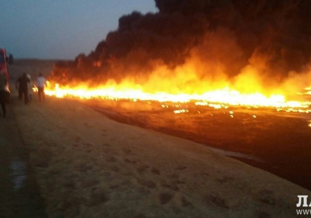 Котлован по сливу нефтеотходов горит в Жанаозене