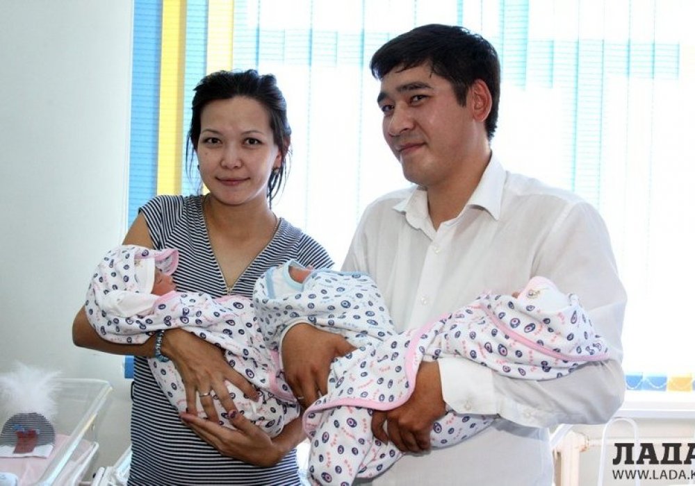 Ясмина, Ясина и Яснура на руках у счастливых родителей. © lada.kz