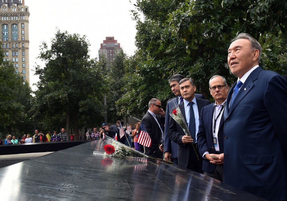 Нурсултан Назарбаев возложил цветы к мемориалу "11 сентября" в Нью-Йорке. Фото с сайта akorda.kz