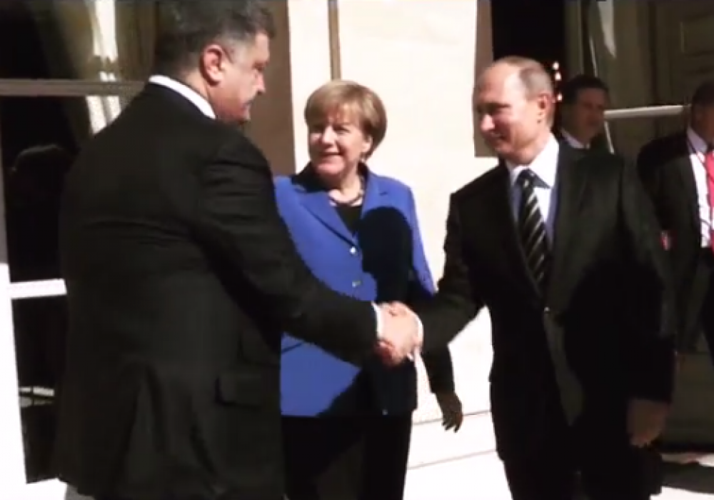 Путин и Порошенко пожали друг другу руки в присутствии Меркель