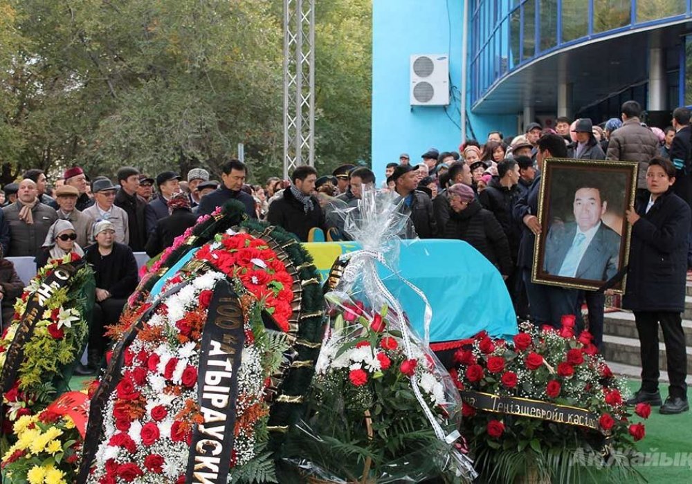 В Атырау простились с Нурланом Балгимбаевым. Фото с сайта azh.kz