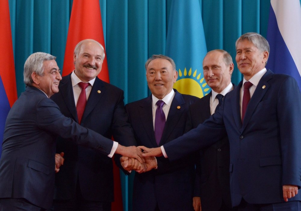 Совместное фото президентов Армении, Беларуси, Казахстана, России и Кыргызстана. Фото Турар Казангапов.