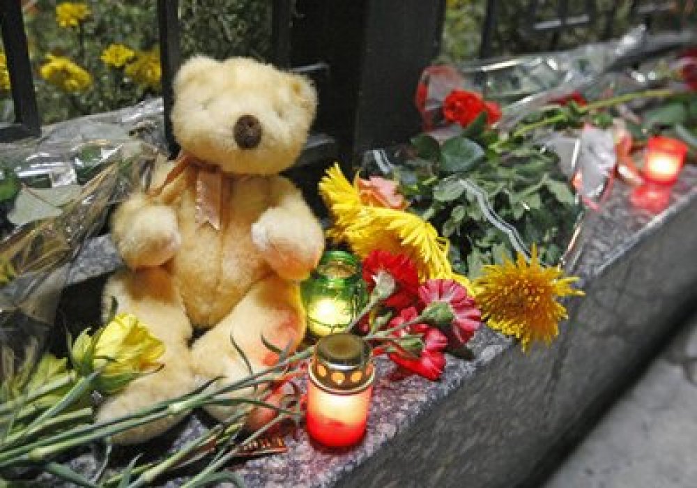 Цветы у посольства России в Киеве. Фото с сайта lenta.ru