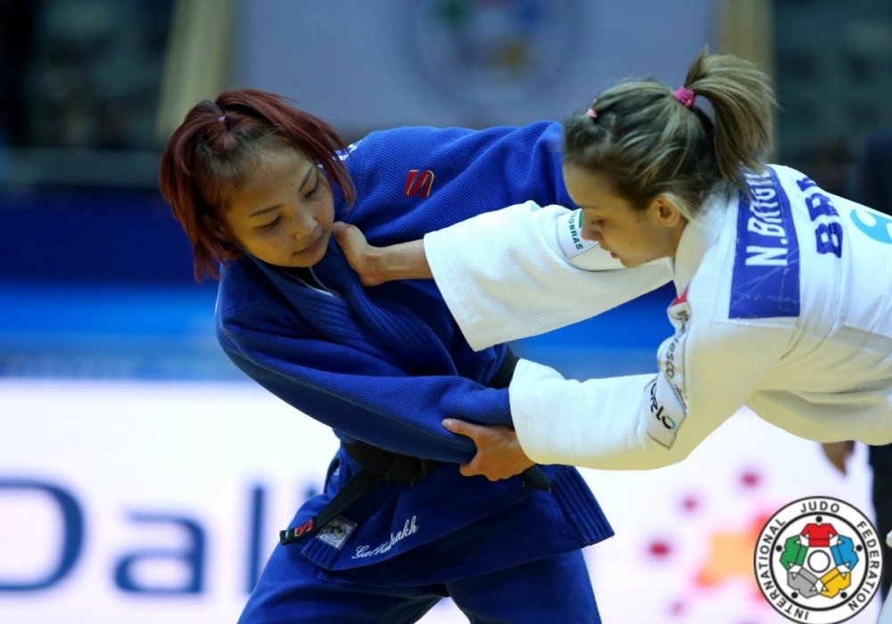 Галбадрах Отгонцэгцэг (слева). Фото с сайта judoinside.com