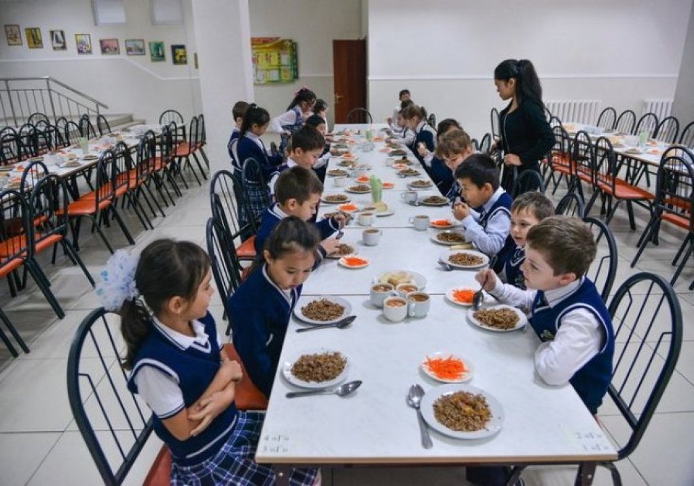 Школьники за обедом. Фото Турар Казангапов©