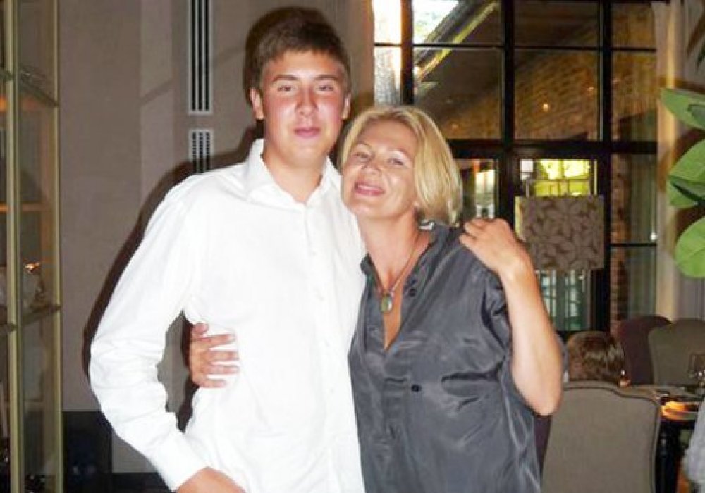 Сын миллиардера Егор Сосин со своей матерью Анастасией. Фото: vk.com