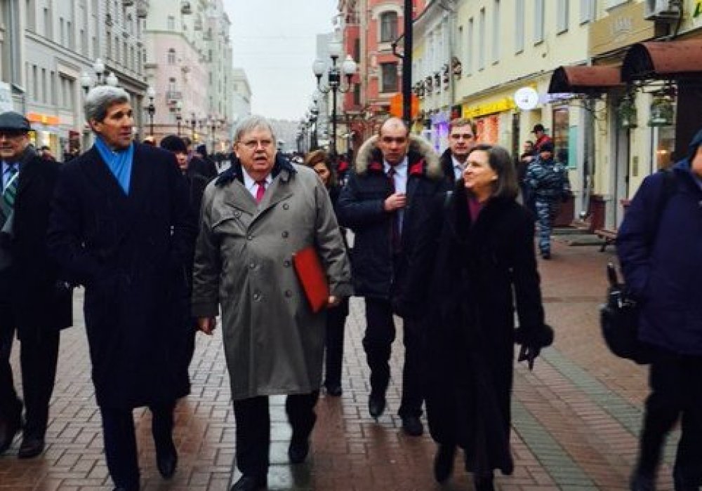 Джон Керри, Джон Тефт и Виктория Нуланд гуляют по московскому Арбату. © twitter.com