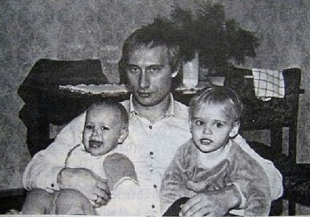 Владимир Путин со своими дочерьми. © dp.ru 