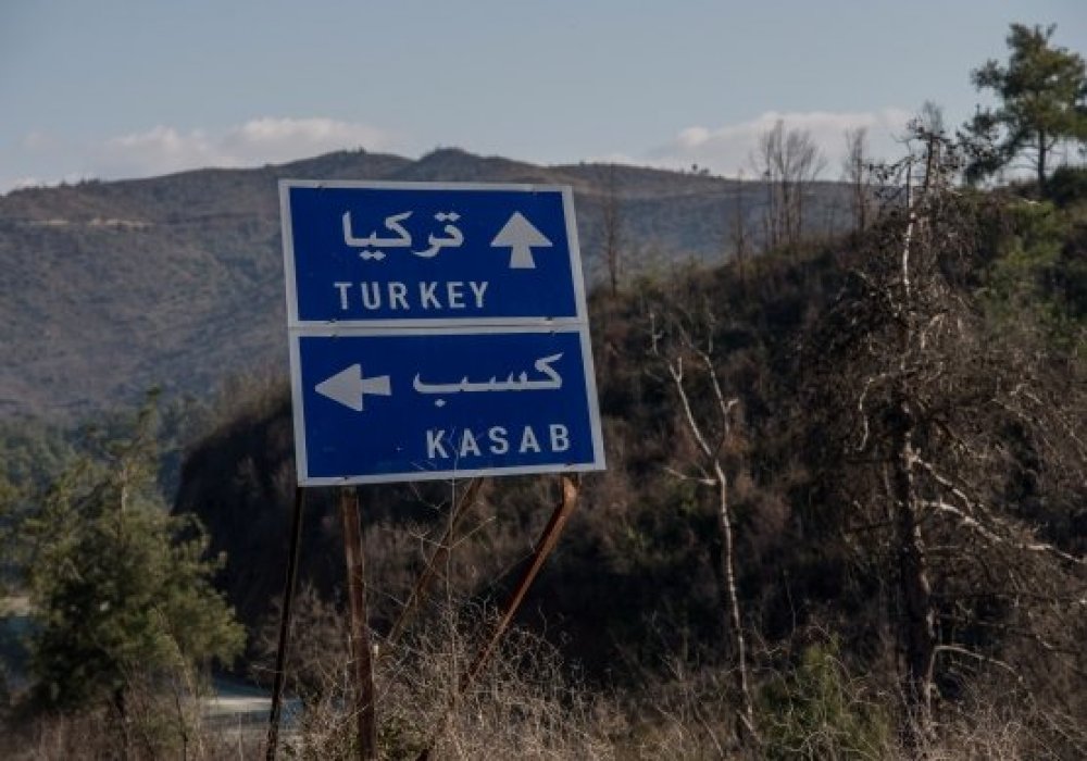 Дорожный указатель неподалеку от сирийско-турецкой граница в районе города Кесаб. Фото©РИА Новости.