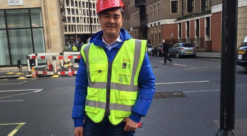 Арманжан Байтасов в костюме строителя в Лондоне. © instagram.com/armanzhan