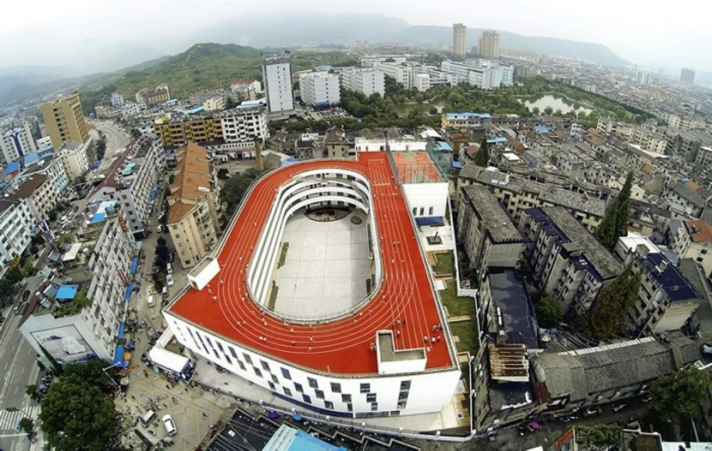 200-метровая беговая дорожка на крыше школы в Китае. © novate.ru