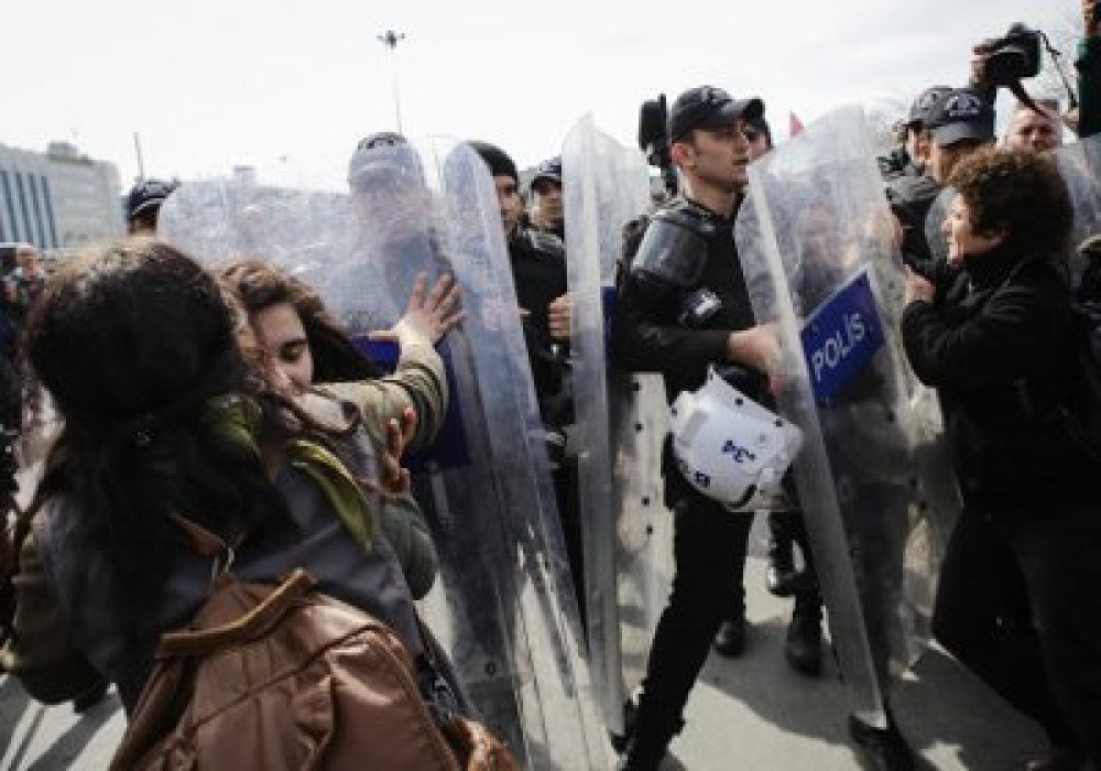 В Турции резиновыми пулями разогнала женщин, собравшихся в честь 8 марта