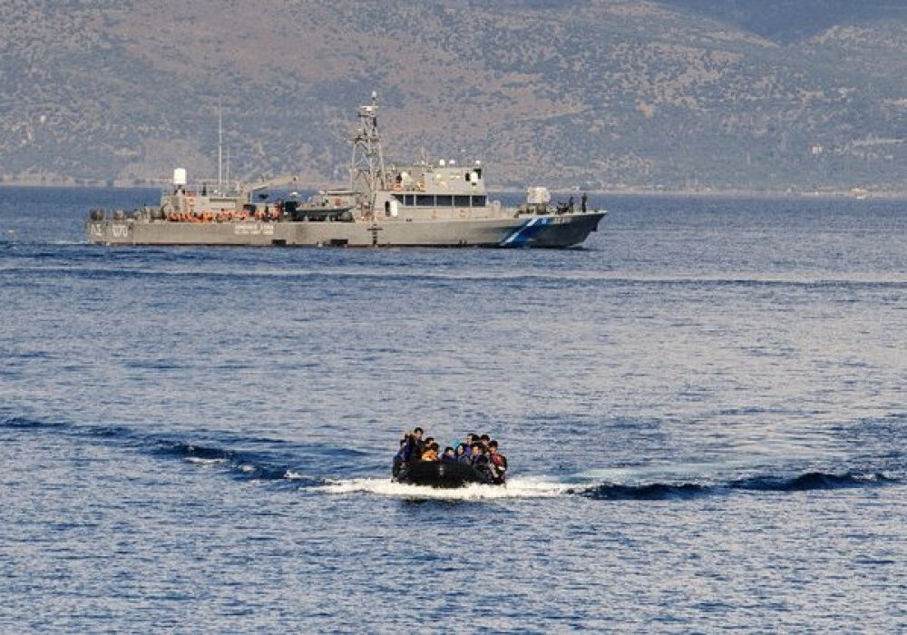 Береговая охрана Турции с палками напала на лодку с мигрантами - СМИ