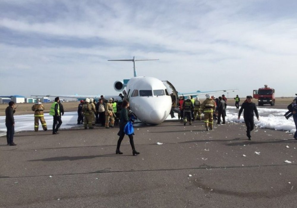 Самолет  Fokker-100 после аварийной посадки в Астане. 
