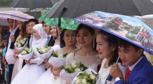 30 молодых пар поженились под дождем в Астане