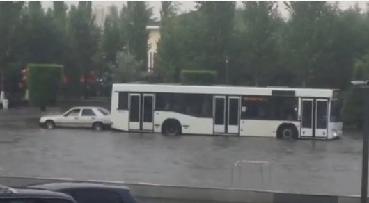 Синхронное "плавание" автобуса и Mercedes позабавило жителей Астаны