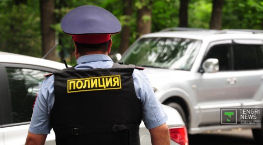Казахстанские полицейские перечисляют однодневные заработки семьям погибших коллег в Алматы